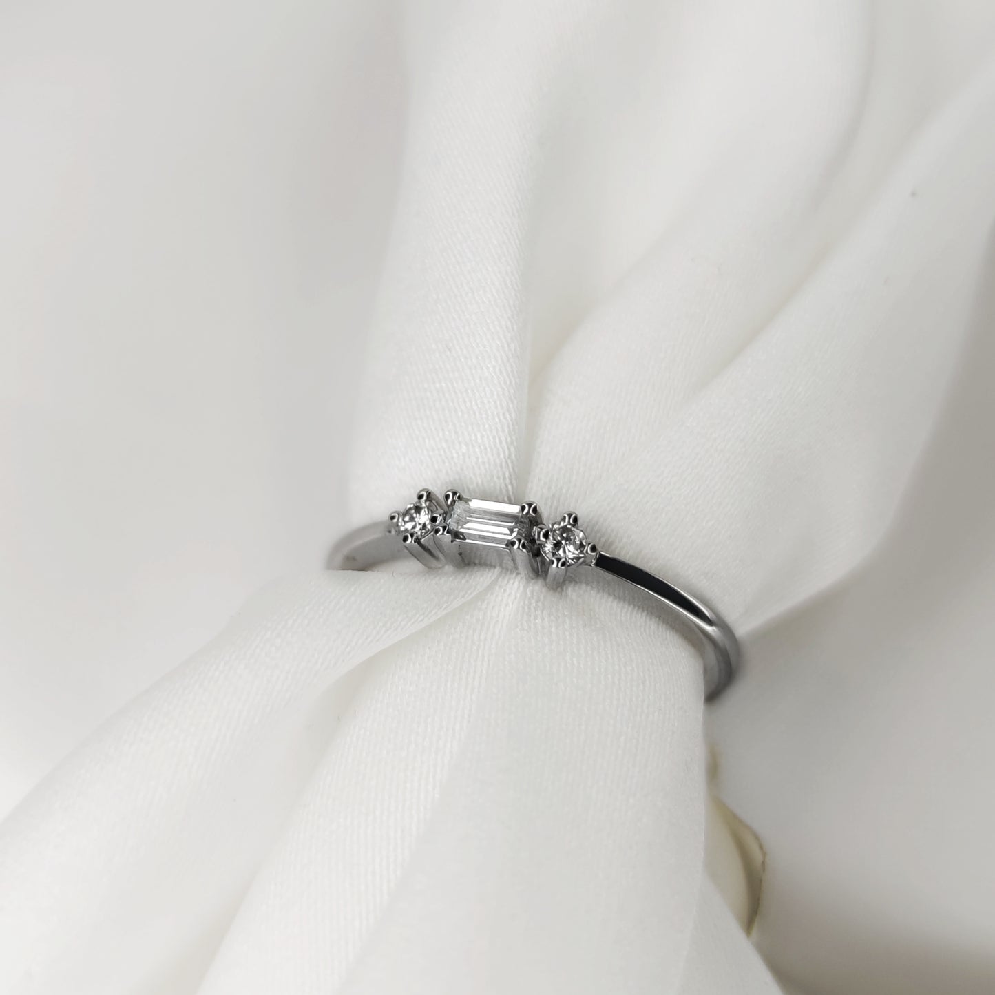 18K White Gold Ring – Minimal 3-Diamond Design