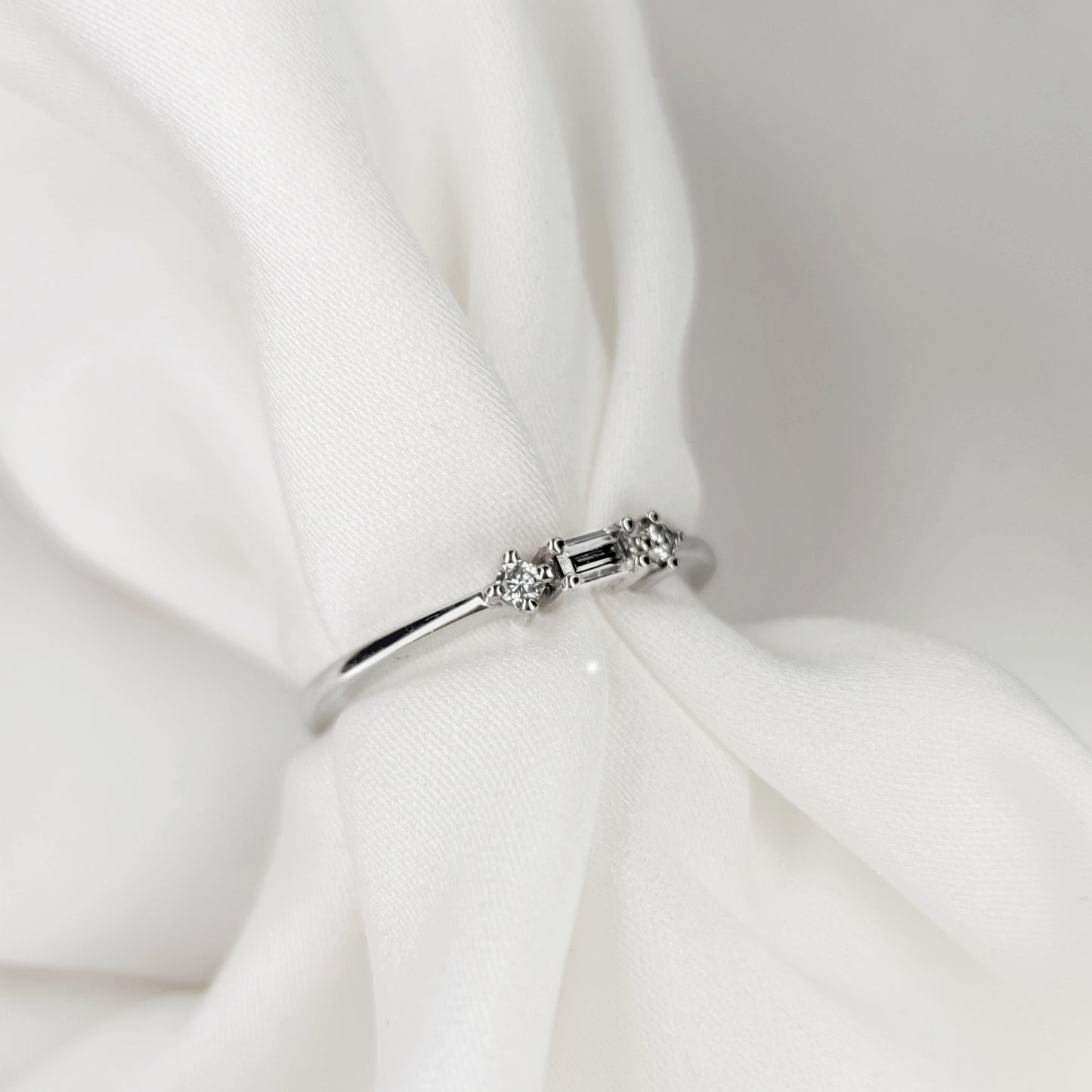 18K White Gold Ring – Minimal 3-Diamond Design