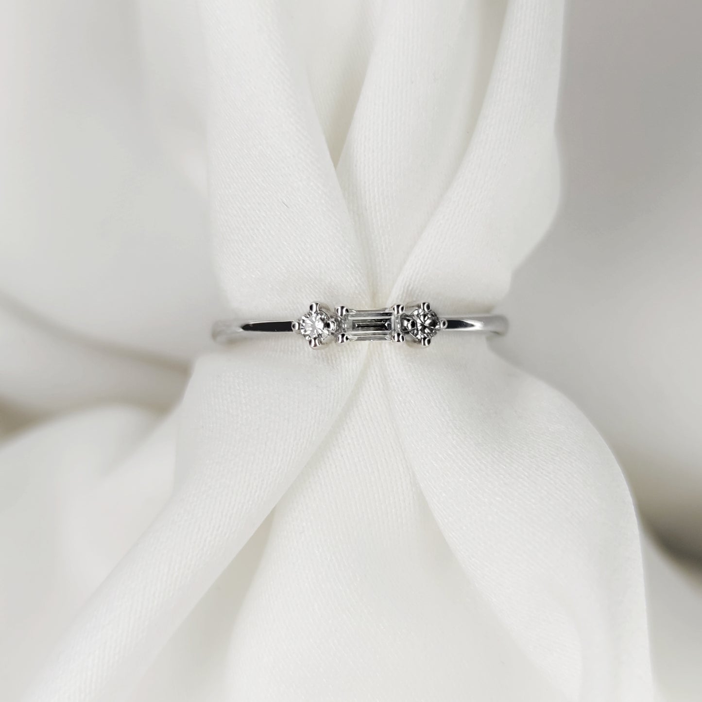 18K White Gold Ring – Minimal 3-Diamond Design