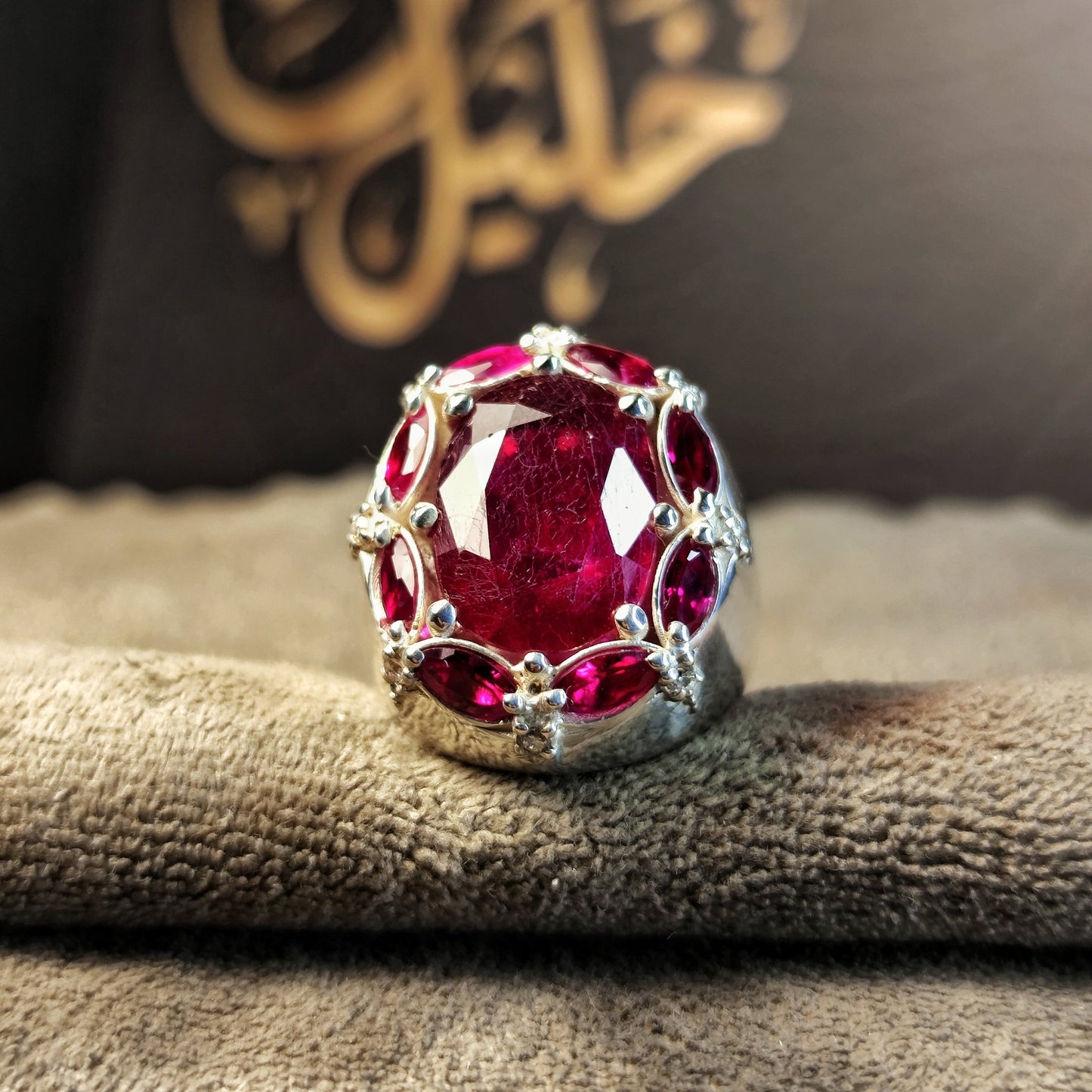 خاتم فضة ملكي بتصميم فخم – ياقوت أحمر وألماس حر | مجوهرات خليل