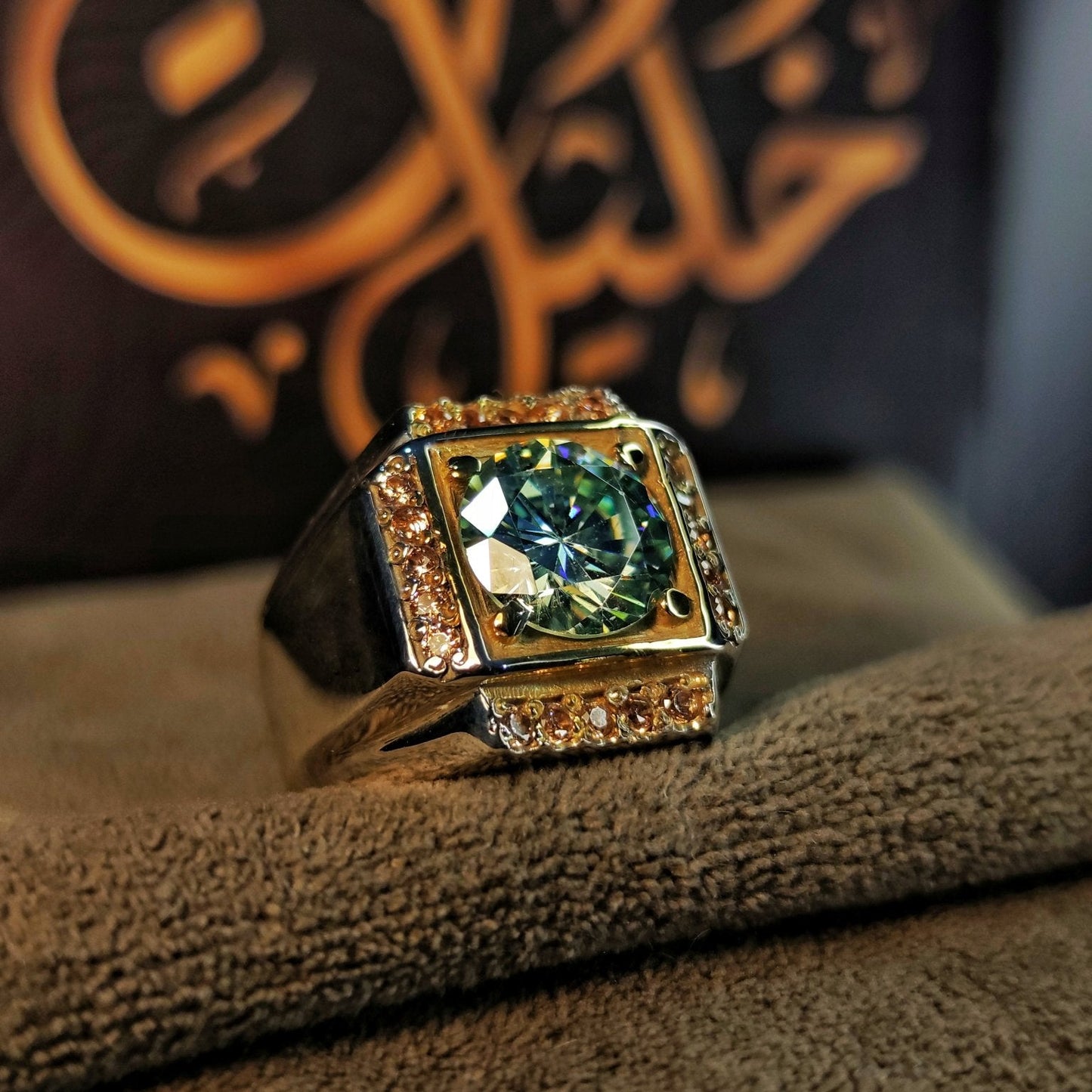 خاتم فضة 925 بحجر موزنايت – عرض جانبي يبرز تألق التصميم.