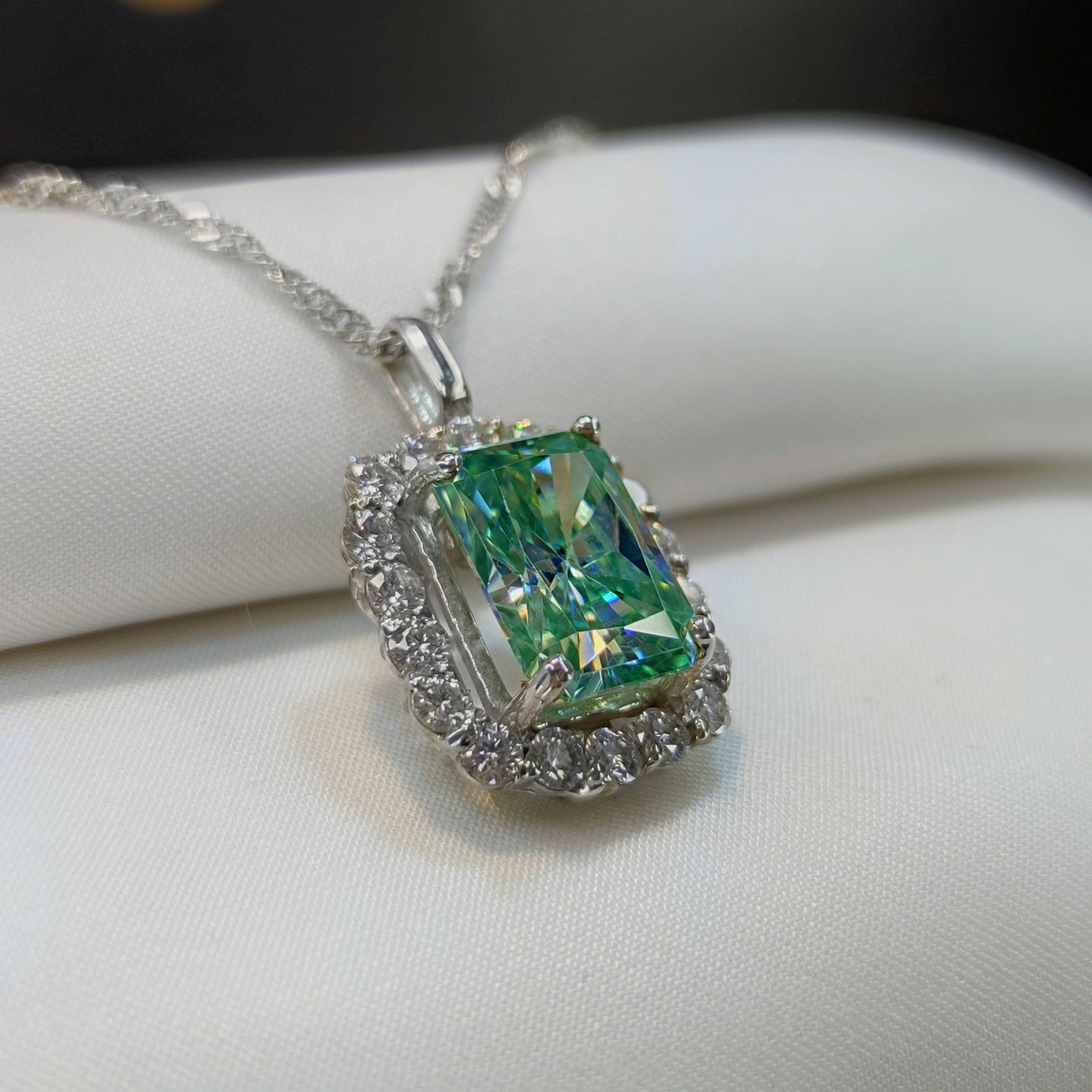 دلاية مرصعة بموزنايت لامع وحجر مركزي كبير | مجوهرات خليل