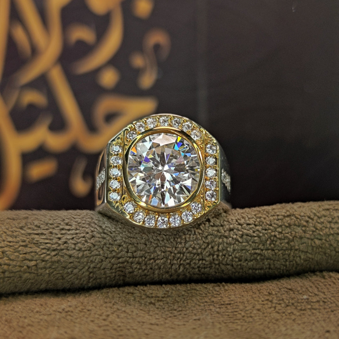 عرض أمامي لخاتم موزنايت أبيض بتصميم فاخر