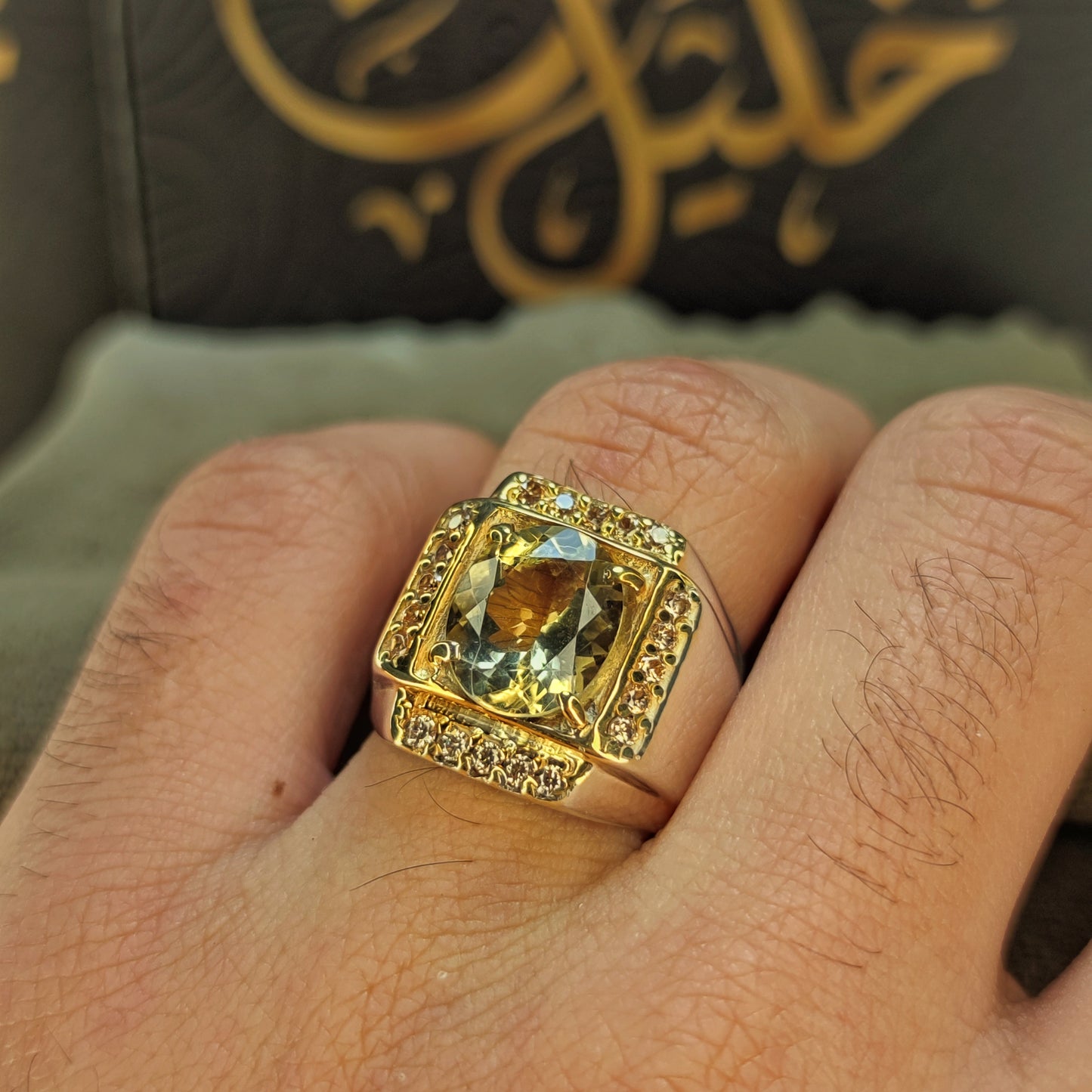 خاتم سترين اصفر طبيعي صياغه مجوهرات خليل في اليد