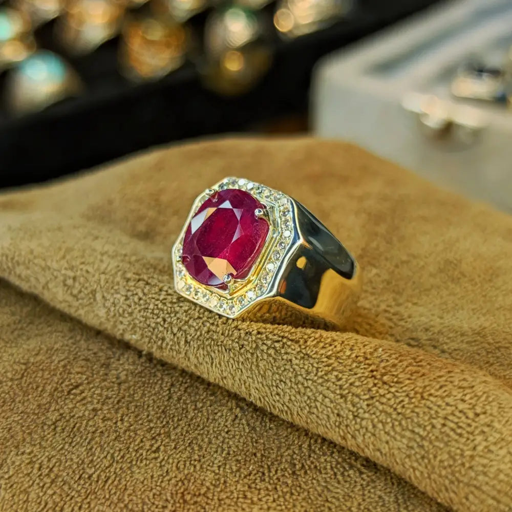 تصميم جانبي لخاتم فضة 925 مرصّع بياقوت أحمر إفريقي طبيعي.