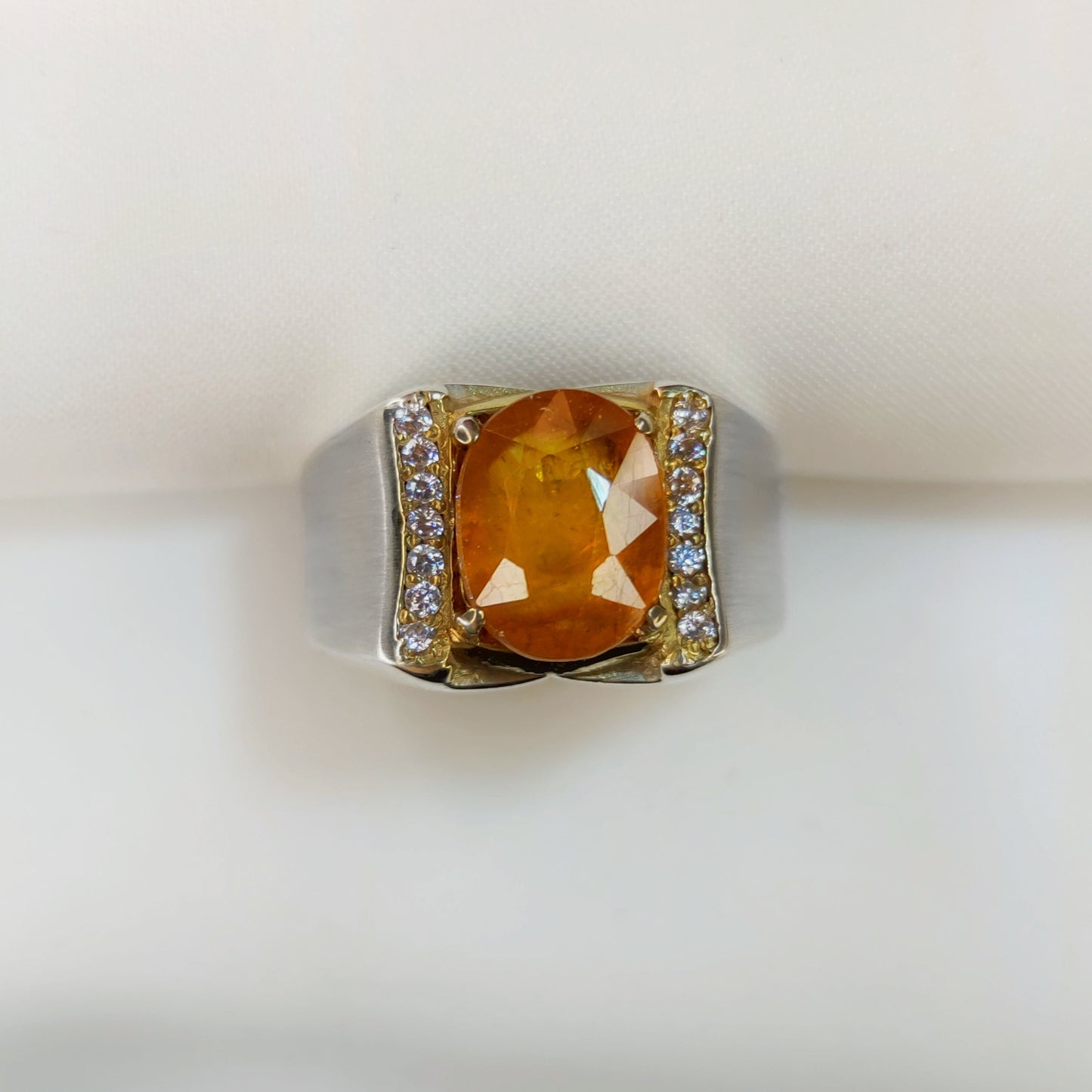 خاتم زفير أصفر بتصميم حصري وتشطيب حريري | مجوهرات خليل