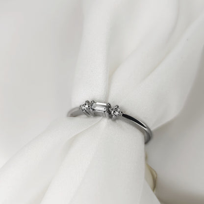 18K White Gold Ring – Minimal 3-Diamond Design