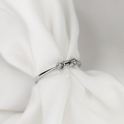 18K White Gold Ring – Minimal 3-Diamond Design