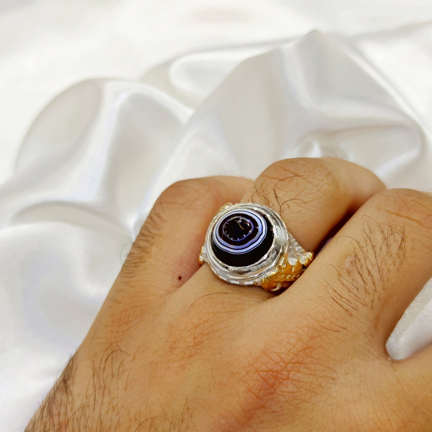 خاتم يوناني رجالي يجمع بين القوة والأناقة في تصميم واحد | مجوهرات خليل