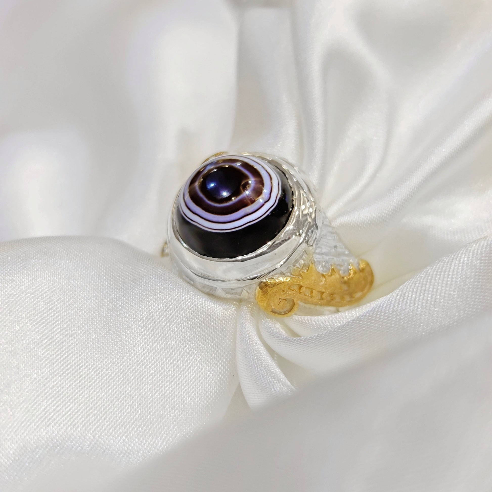 حجر عقيق سليماني فخم يبرز وسط تصميم يوناني متقن | مجوهرات خليل