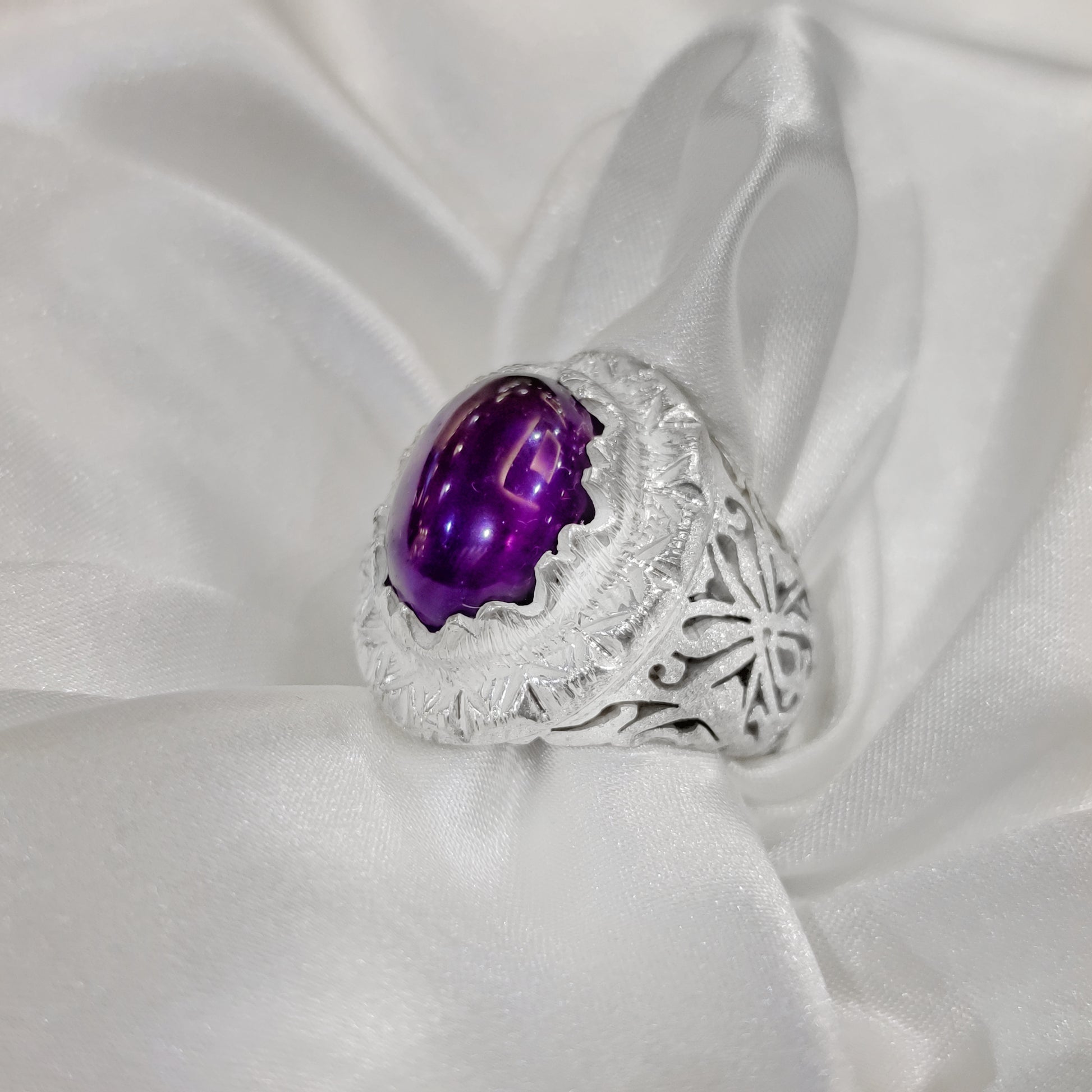 تفاصيل محفورة يدويًا حول حجر الأماتيست تضيف لمسة ملكية | مجوهرات خليل