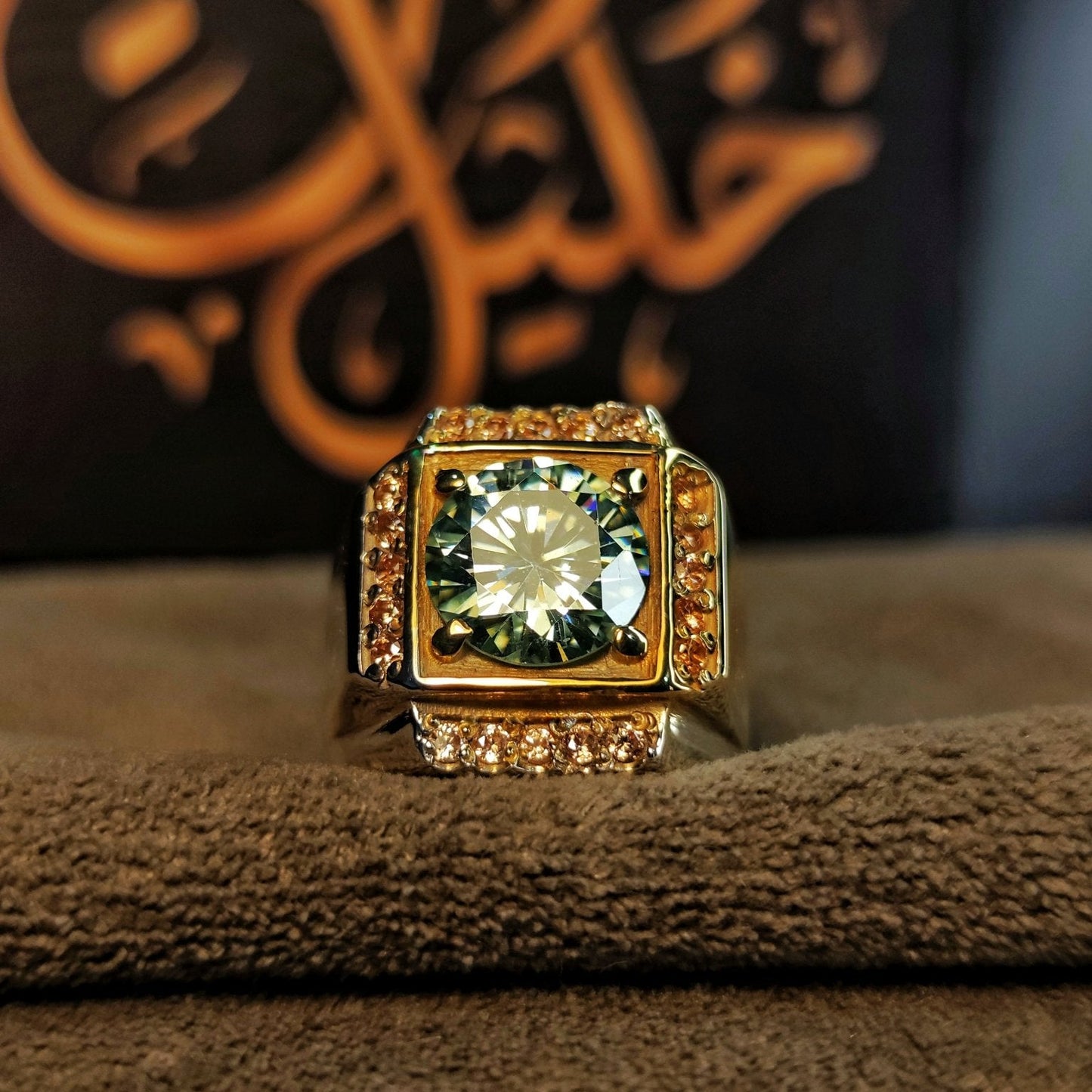 خاتم فضة عيار 925 بحجر موزنايت فاخر – تصميم راقٍ ببريق ينافس الألماس من مجوهرات خليل.

