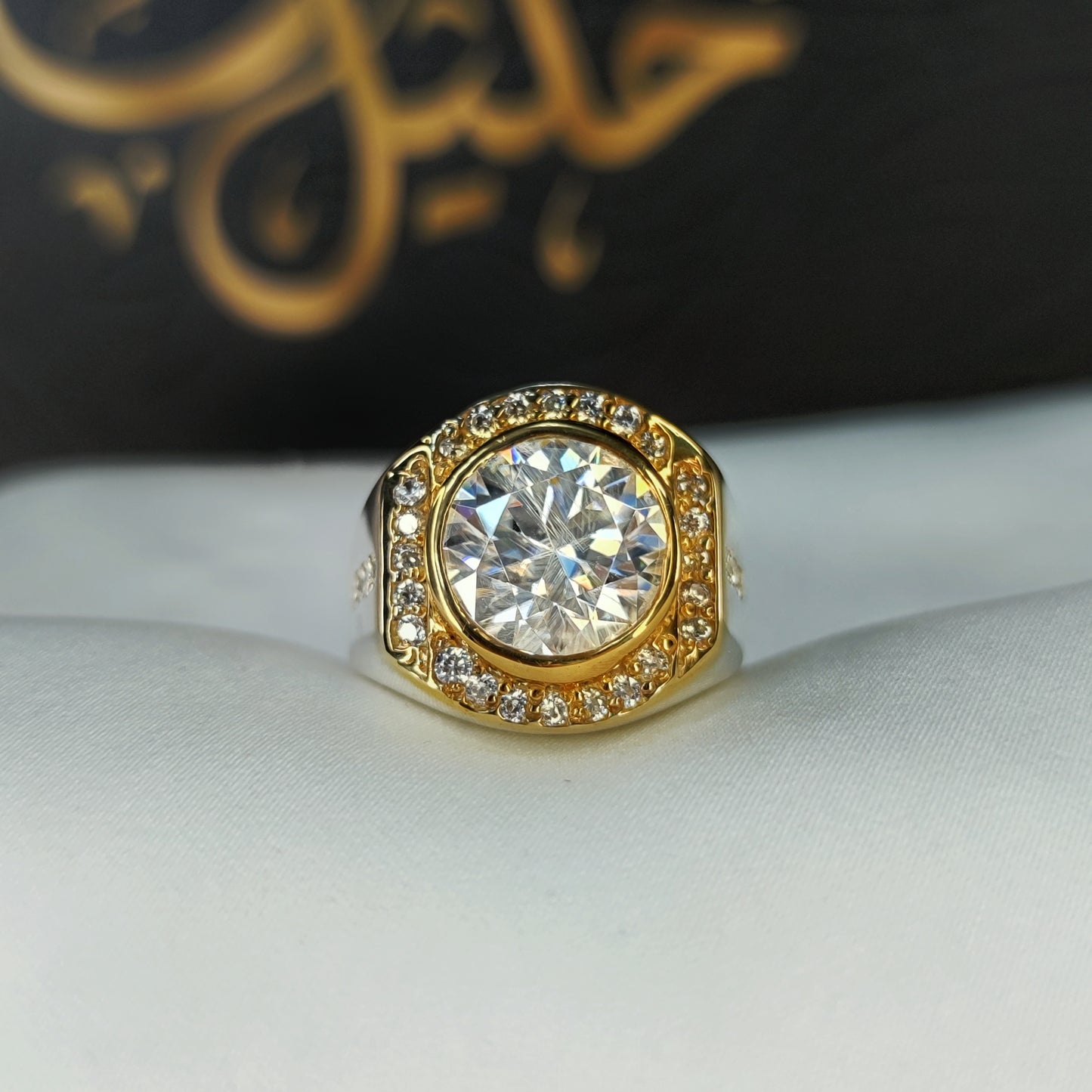 عرض أمامي لخاتم موزنايت أبيض بتصميم فاخر