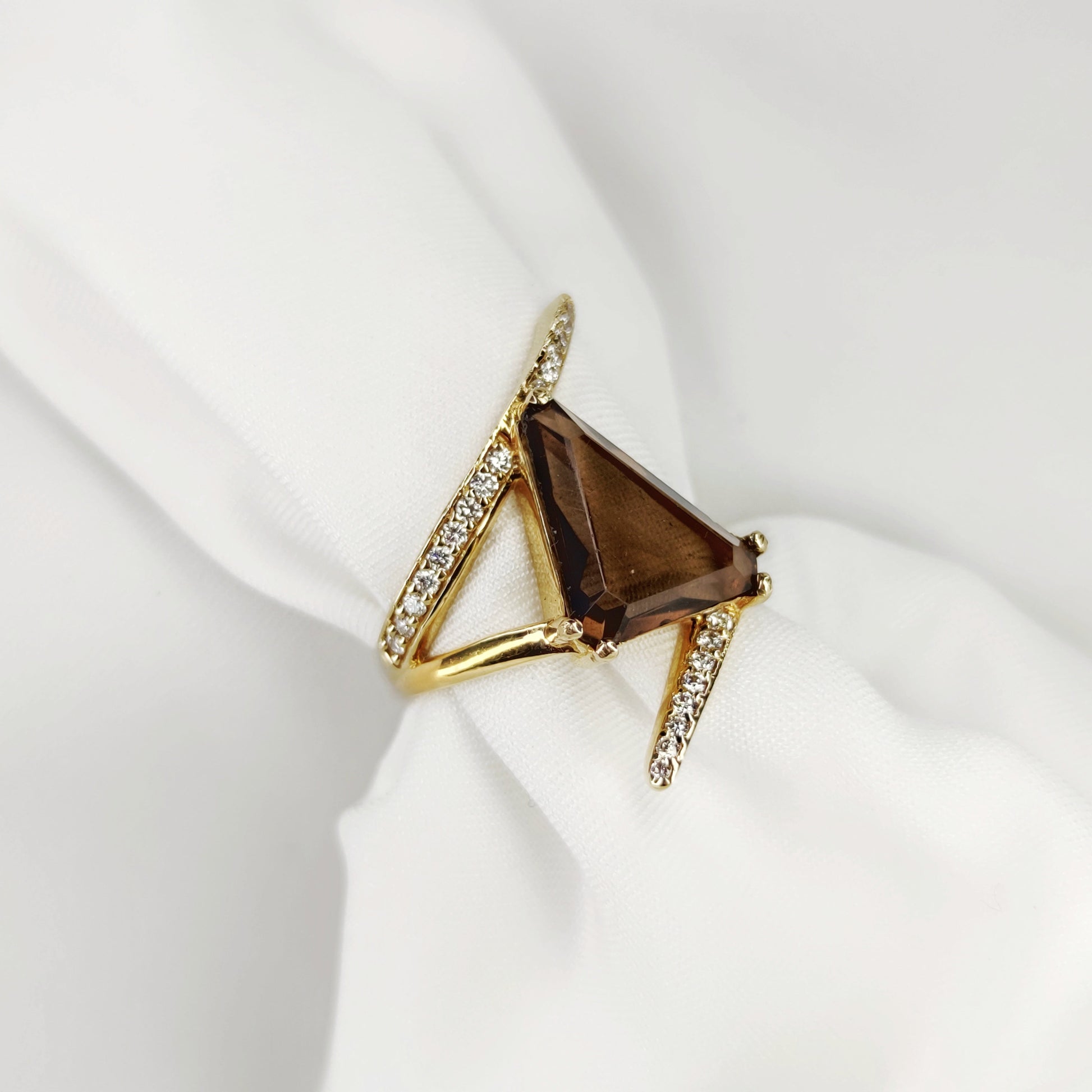 تصميم عصري لخاتم فخم بحجر Smoky Topaz | مجوهرات خليل